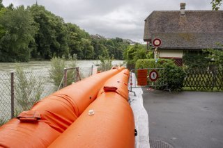 A l'image des la Ville de Berne qui a déployé préventivement lundi des barrières de protection dans plusieurs quartiers menacés par la montée du niveau de l'Aar, les précipitations continues des derniers jours inquiètent plusieurs cantons alémaniques. KEYSTONE/PETER SCHNEIDER