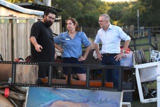 La ministre australienne de la Communication, Anika Wells (au centre). KEYSTONE/EPA AAP/DARREN ENGLAND