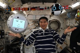 L'astronaute japonais Takuya Onishi avec les robots Cimon et In-Ball2. Haute Ecole de Lucerne