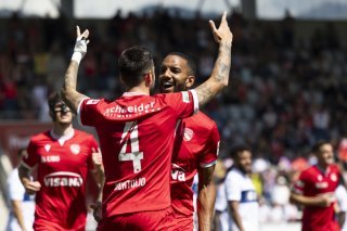 La joie des joueurs de Thoune, qui ont battu Lausanne dimanche KEYSTONE/PETER KLAUNZER