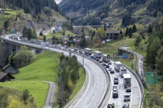 Lundi matin, le trafic sur l'autoroute du Gothard en direction du sud reste engorgé (archives). KEYSTONE/URS FLUEELER