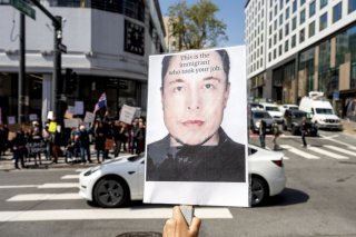 La rémunération d'Elon Musk fait l'objet d'une bataille judiciaire depuis des années aux Etats-Unis. Ici, une manifestation contre le patron de Tesla à San Francisco. (archive) KEYSTONE/FR34727 AP/NOAH BERGER