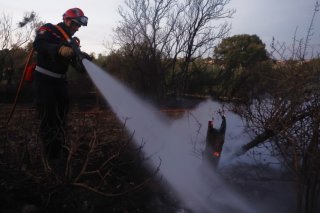 Le département de l'Aude a déjà été touché par plusieurs incendies depuis le début de l'été, dont l'un d'eux, au début du mois de juillet, a ravagé 2000 hectares (archives). KEYSTONE/EPA/Guillaume Horcajuelo