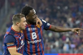 Xherdan Shaqiri (à gauche) et Philip Otele affronteront YB ce soir, l'un de leurs principaux adversaires dans la course au titre. KEYSTONE/GEORGIOS KEFALAS