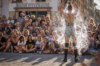 Quelque 40 projets artistiques et pluridisciplinaires vont animer le festival des arts de la rue Castrum à Yverdon-les-Bains (VD) jusqu'au 10 août (archives). Keystone/VALENTIN FLAURAUD