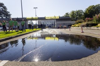 Les militants de Greenpeace ont déversé une substance qui a empêché l'accès des véhicules au Palais des Nations à Genève. KEYSTONE/EPA/SALVATORE DI NOLFI