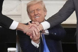 Les taxes douanières de Donald Trump font aussi jaser dans son pays. KEYSTONE/AP/MARK SCHIEFELBEIN