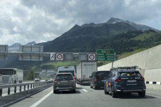 Un embouteillage devant le portail sud du Gothard en juillet 2023 (archives). KEYSTONE/GAETAN BALLY