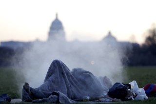 "Les sans-abri doivent partir, IMMEDIATEMENT", écrit dimanche Donald Trump. Sur l'image, un sans-abri sur une bouche d'aération à Washington. (archives) KEYSTONE/AP/JULIO CORTEZ