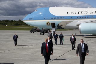 La base américaine de Elmendorf-Richardson, sur le tarmac de laquelle on voit Donald Trump à l'occasion d'une escale en direction du Japon lors de sa première présidence en 2019. KEYSTONE/AP/EVAN VUCCI