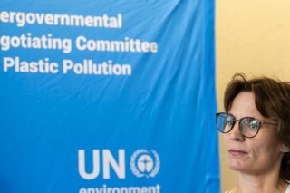 La commissaire européenne à l'environnement Jessika Roswall demande aux Etats d'accepter un accord sur toutes les étapes du plastique. KEYSTONE/EPA/SALVATORE DI NOLFI