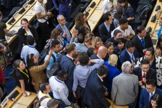 Les délégués réunis pour arracher un accord sur le plastique se sont regroupés autour du ministre danois de l'environnement Magnus Heunicke dans la confusion la plus totale à Genève. KEYSTONE/MARTIAL TREZZINI
