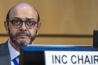 Le président des négociations sur le plastique de plus en plus contesté Luis Vayas Valdivieso a dévoilé un nouveau projet de texte à Genève pour un accord international. KEYSTONE/EPA/MARTIAL TREZZINI