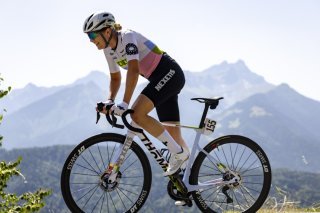 La Suissesse Noelle Ingold (Nexetis) a pu prendre le départ du Tour de Romandie féminin vendredi, mais un tiers des coureuses a été disqualifié. KEYSTONE/CYRIL ZINGARO