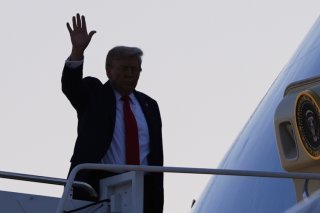 Donald Trump est monté à bord d'Air Force One sur la base d'Andrews. KEYSTONE/AP/Julia Demaree Nikhinson