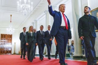 Donald Trump a couvert ses invités de compliments amicaux. Ces derniers l'ont en retour remercié vivement pour ses efforts de médiation. KEYSTONE/EPA/AARON SCHWARTZ / POOL