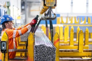 Pour le secteur de l'industrie, Travail.Suisse a tenu compte des droits de douane de 39% imposés par Donald Trump à la Suisse (image d'illustration). KEYSTONE/MICHAEL BUHOLZER