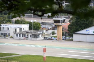 Sur les 1,4 million versés actuellement par la Confédération à l'aéroport des Eplatures à La Chaux-de-Fonds, 657'000 francs sont immédiatement versés à Skyguide (archives). KEYSTONE/LAURENT GILLIERON