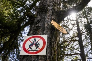 Il est désormais interdit d'allumer des feux en plein air dans le canton du Valais (photo d'illustration). KEYSTONE/JEAN-CHRISTOPHE BOTT