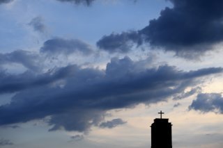 Après le jugement clément dans le procès d'un prêtre, le débat sur l'obligation de dénoncer les délits au sein de l'Eglise a pris de l'ampleur au Tessin. (Image symbolique) Keystone/LAURENT GILLIERON