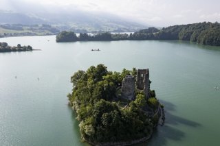 Selon le Conseil d'Etat fribourgeois, le Plan directeur cantonal et le Plan directeur régional assurent déjà la préservation de la biodiversité du lac de la Gruyère, tout en permettant le développement "raisonnable" des activités touristiques et de loisirs. KEYSTONE/ANTHONY ANEX