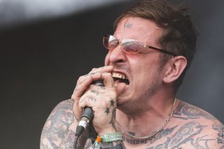 Les paroles nihilistes de Sebastian Murphy, du groupe suédois Viagra Boys, se nourrissent d'autodérision et d'humour noir. A voir vendredi prochain au festival Nox Orae à la Tour-de-Peilz (archives). Keystone/Invision/SCOTT GARFITT