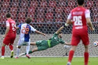 Silvan Sidler (à gauche) a sonné la révolte pour Winterthour avant que son jeune coéquipier Tibault Citherlet n'égalise en fin de match. KEYSTONE/WALTER BIERI