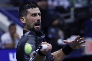 Novak Djokovic s'est hissé au 2e tour en grimaçant, mais en trois sets KEYSTONE/EPA/JOHN G. MABANGLO