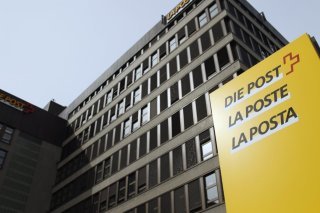 La Poste stoppe temporairement les envois postaux de marchandises à destination des États-Unis (image d'illustration). KEYSTONE/PETER KLAUNZER