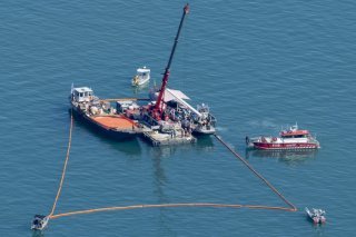 L'avion doit être extrait du lac mardi à l'aide d'une grue depuis une profondeur de 15 mètres. Il y avait été remonté lundi. KEYSTONE/URS FLUEELER