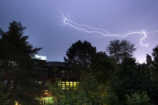 Les orages supercellulaires, qui s'accompagnent de fortes pluies, de grêle et de dégâts souvent importants, devraient devenir plus fréquents en raison du changement climatique (image symbolique). KEYSTONE/PETER KLAUNZER