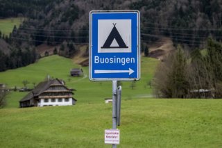 Entre avril et fin juin, les terrains de camping suisses ont enregistré 1,54 million de nuitées (archives). KEYSTONE/URS FLUEELER