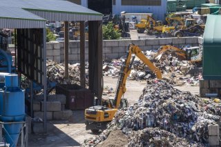 Le Grand Conseil genevois débloque 20 millions de francs pour aider les entreprises de recyclage à mieux se protéger contre les risques d'incendie (image d'illustration). KEYSTONE/MARTIAL TREZZINI