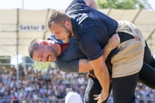 Fabian Staudenmann (à gauche) est l'un des favoris au titre de Roi de la lutte. KEYSTONE/URS FLUEELER