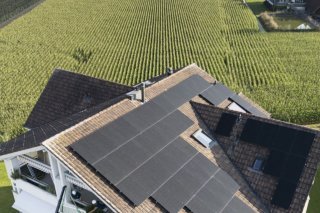 La réforme du texte de loi aurait des conséquences pour les propriétaires de panneaux solaires (archives). KEYSTONE/GAETAN BALLY