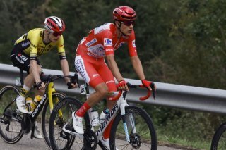 Jonas Vingegaard (à gauche) est revenu à 37 secondes du leader Torstein Traeen (au centre) au classement général. KEYSTONE/EPA/JAVIER LIZON