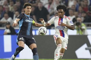 Leonardo Balerdi (à gauche) a précipité la défaite de l'OM à Lyon d'un but contre son camp. KEYSTONE/AP/Laurent Cipriani