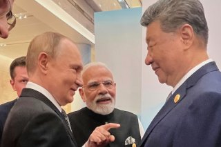 Vladimir Poutine discute avec le président chinois Xi Jinping et le premier ministre indien Narendra Modi à Tianjin. KEYSTONE/AP