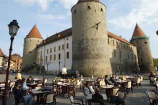 L'initiative MidiBus a notamment pour objectif de redonner vie au centre-ville d'Yverdon-les-Bains à l'heure de midi (archives). KEYSTONE/ALESSANDRO DELLA VALLE