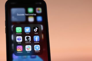 Apple va abaisser la puissance d'émission des ondes radio de l'iPhone 12 dans l'Union européenne. (archive) KEYSTONE/DPA/CHRISTOPH DERNBACH