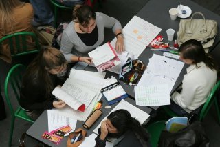 Deux tiers des diplômés des hautes écoles changent d'emploi
dans les cinq ans après les études (archives). KEYSTONE/MARTIAL TREZZINI