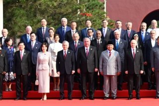 L'ancien conseiller fédéral UDC Ueli Maurer (en haut à gauche) figurait parmi la vingtaine de dirigeants présents sur place. KEYSTONE/EPA XINHUA NEWS AGENCY/XINHUA / SHEN HONG