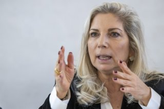 La conseillère d'Etat Nathalie Fontanet a présenté mercredi un projet de modification de la loi sur le personnel de l'Etat qui vise à améliorer la protection des collaborateurs malades ou accidentés mais aussi celle des personnes qui travaillent (archives). KEYSTONE/MARTIAL TREZZINI