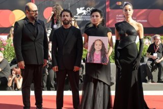 Vêtus de noir, les acteurs du film ont brandi une photo d'Hind Rajab sur le tapis rouge. KEYSTONE/EPA/RICCARDO ANTIMIANI