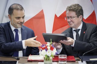 Le ministre délégué chargé du commerce extérieur et des Francais de l'étranger Laurent Saint-Martin et le conseiller fédéral Albert Roesti ont signé jeudi à Genève deux accords renforçant la coopération sur les eaux transfrontalières du Rhône et du Léman. KEYSTONE/Valentin Flauraud
