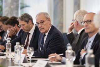 Le conseiller fédéral Guy Parmelin (au centre) a signé le plan d'action lors d'une deuxième table ronde sur les contrôles dans les exploitations agricoles. KEYSTONE/ALESSANDRO DELLA VALLE