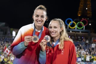 De retour après la naissance de sa fille, Nina Brunner (à droite) va retrouver sa partenaire Tanja Hüberli dès 2026 KEYSTONE/ANTHONY ANEX