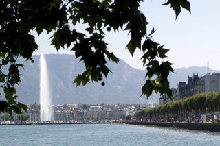 Le nouveau siège de la banque privée Lombard Odier bénéficie d'un portefeuille thermique labélisé. Le système GeniLac des SIG alimentera le siège été comme hiver. La ventilation est ajustée selon l'occupation et sur la toiture 750 m2 de panneaux solaires parent un toit végétal à 85%. KEYSTONE/SALVATORE DI NOLFI