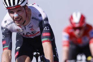 Joao Almeida devant Jonas Vingegaard. KEYSTONE/EPA/Javier Lizon