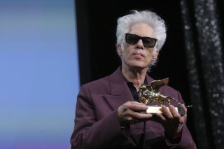 Le réalisateur américain Jim Jarmusch a reçu le Lion d'or samedi soir. KEYSTONE/AP/Alessandra Tarantino